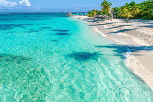 Plage de Rodrigues avec sable doré, lagon turquoise et ciel bleu – paradis authentique de l’océan Indien